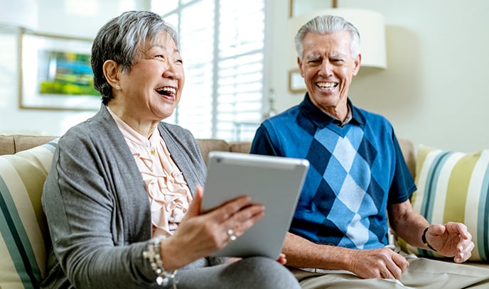 ECS_Calculator-CTA Smiling people with tablet